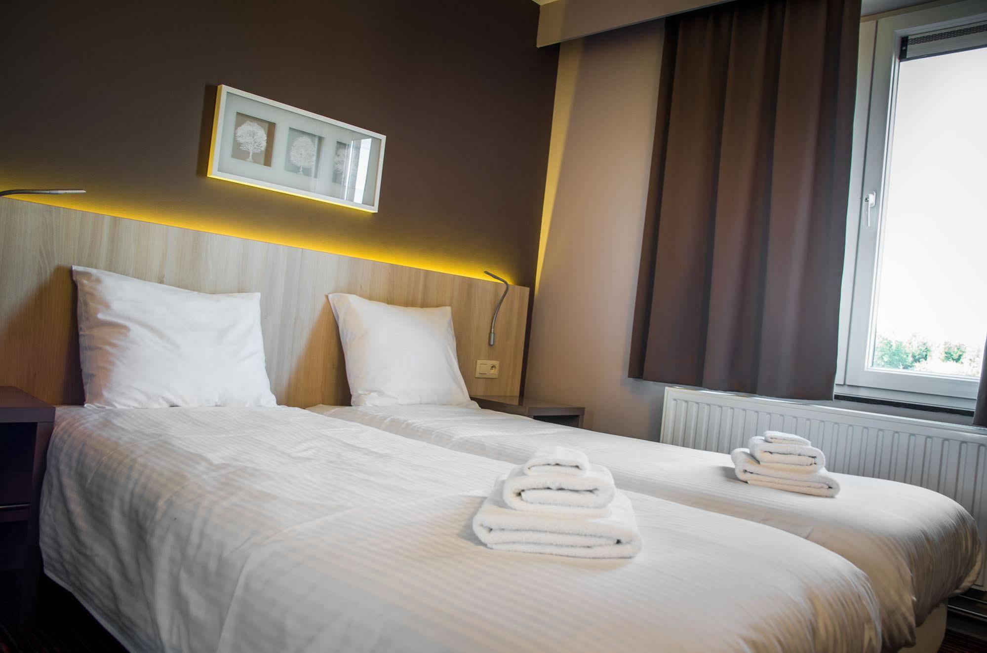 Hotel Les 100 Ciels Saint-Hubert Exteriör bild